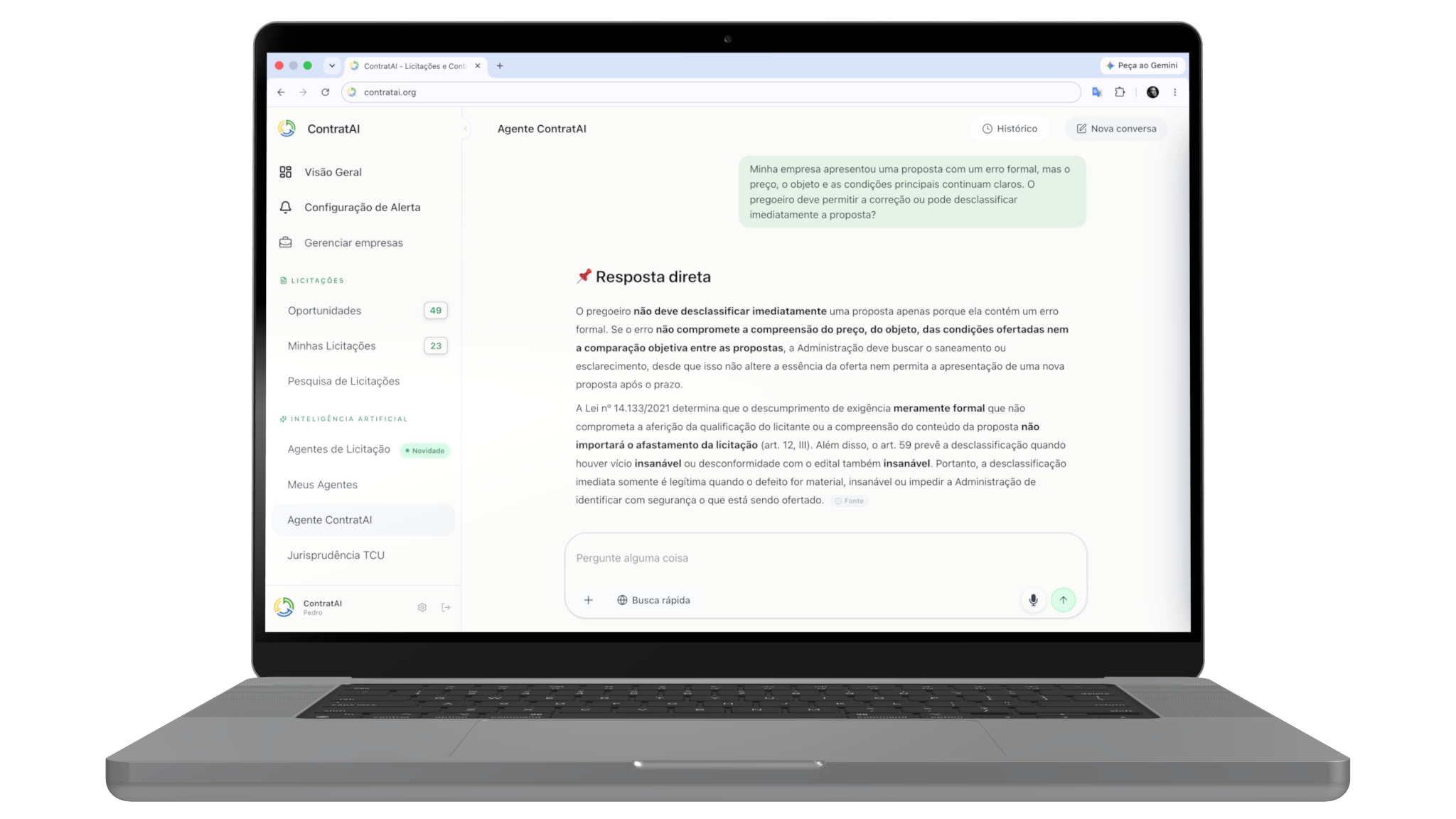 Agente ContratAI respondendo sobre licitações em um notebook